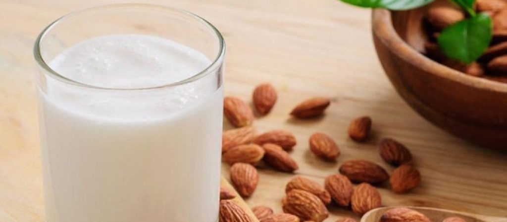 Πόσο υγιεινό είναι το γάλα αμυγδάλου