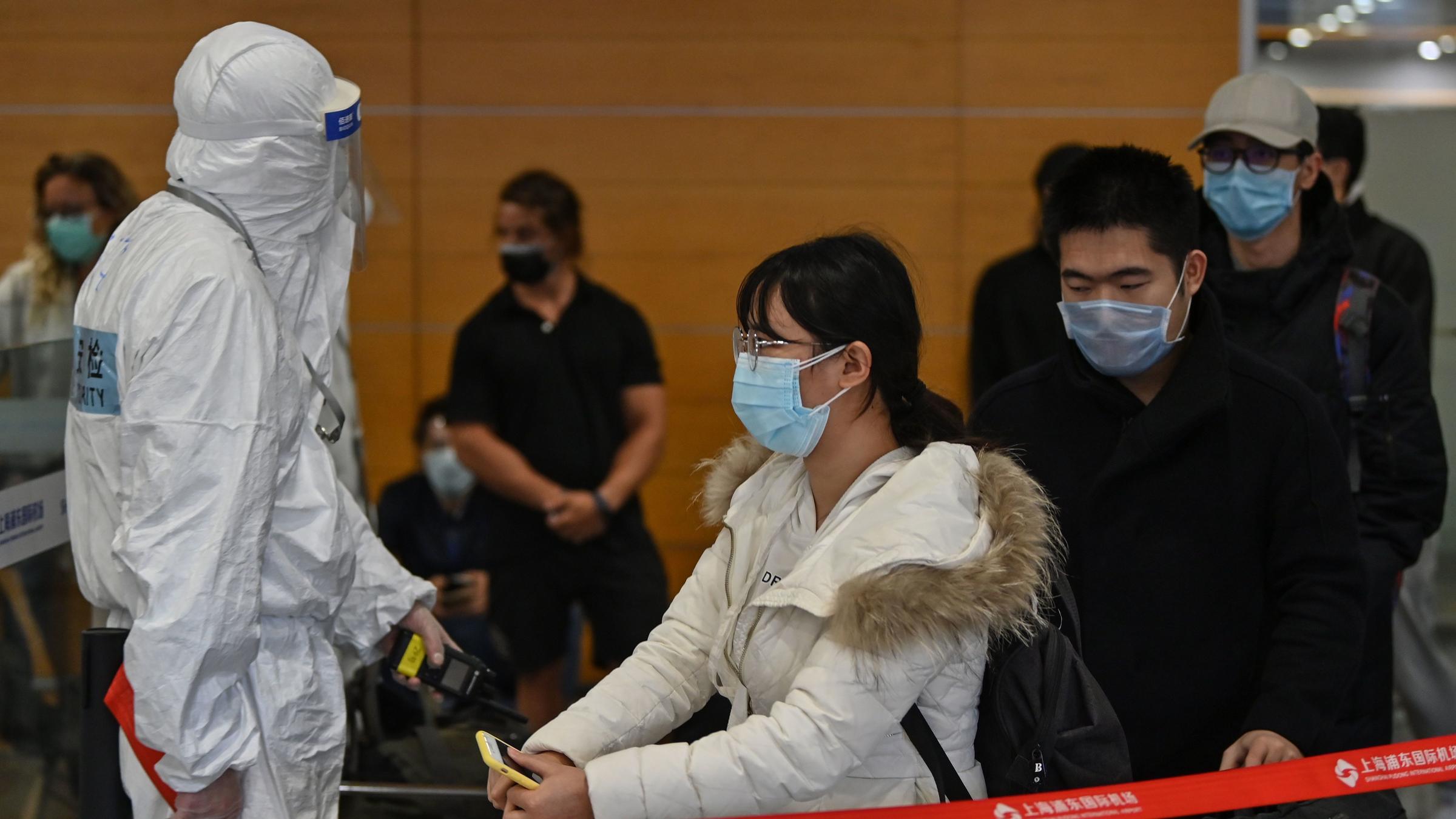 Σαγκάη: Σκηνές πανικού  με χιλιάδες Κινέζους να προσπαθούν να αποδράσουν από αεροδρόμιο λόγω καραντίνας