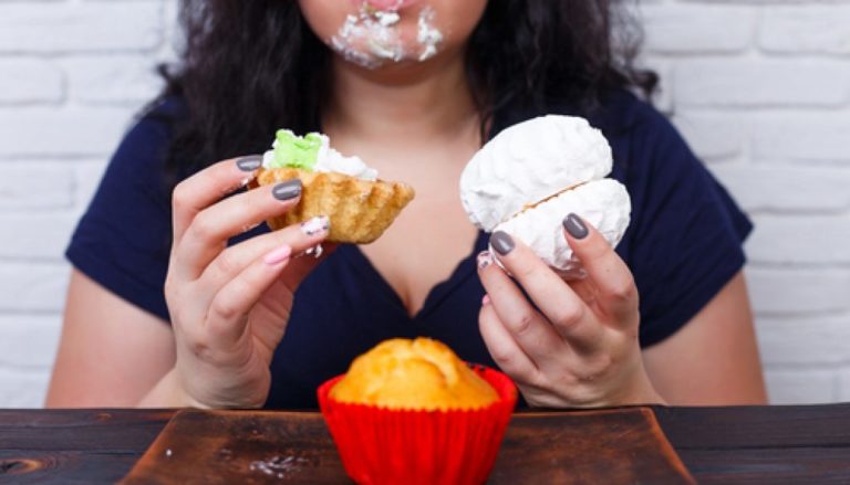 Εθισμός στο φαγητό: Με αυτά τα συμπτώματα εκδηλώνεται