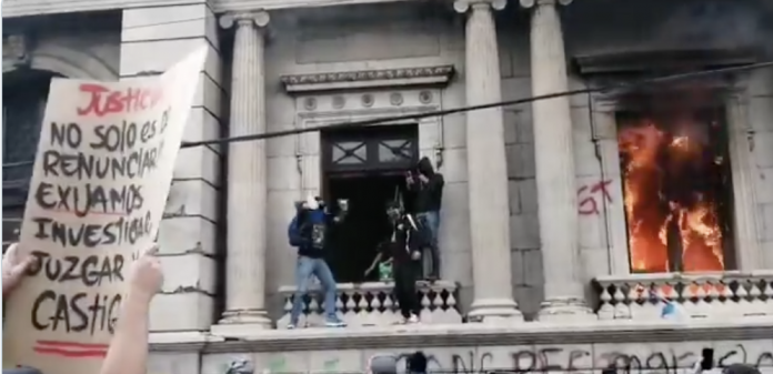 Διαδηλωτές πυρπόλησαν το κτίριο της Βουλής ενάντια στις περικοπές στη Γουατεμάλα (βίντεο)