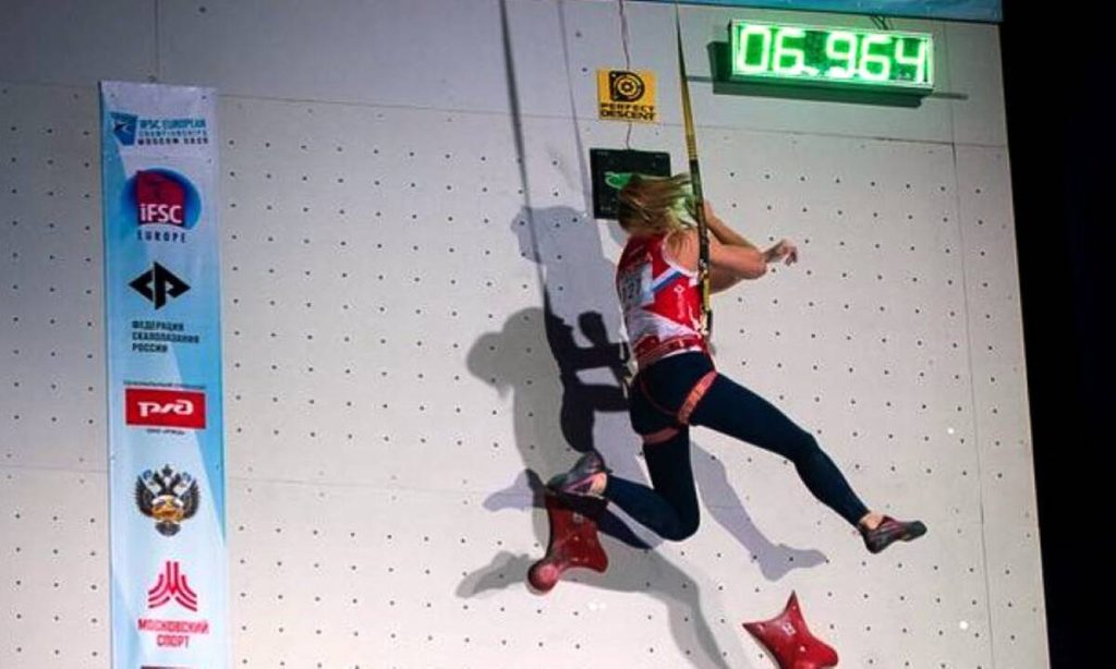 Η Ρωσίδα που βάζει τα γυαλιά στον spiderman στην αναρρίχηση! (βίντεο)