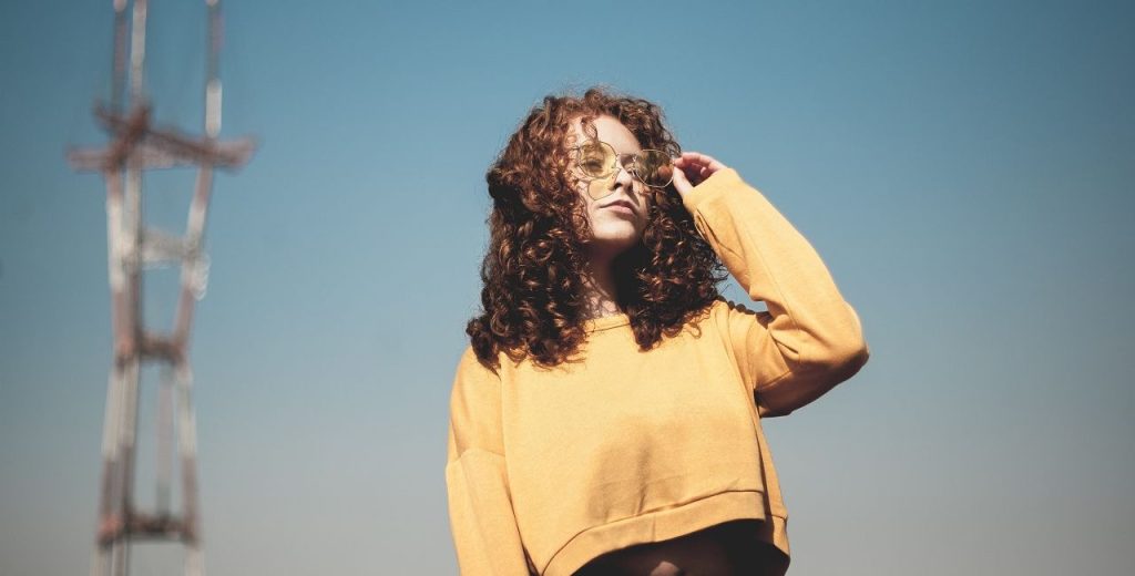 Τα τέσσερα πιο συνηθισμένα λάθη που κάνουμε οι περισσότερες στα σγουρά μαλλιά: