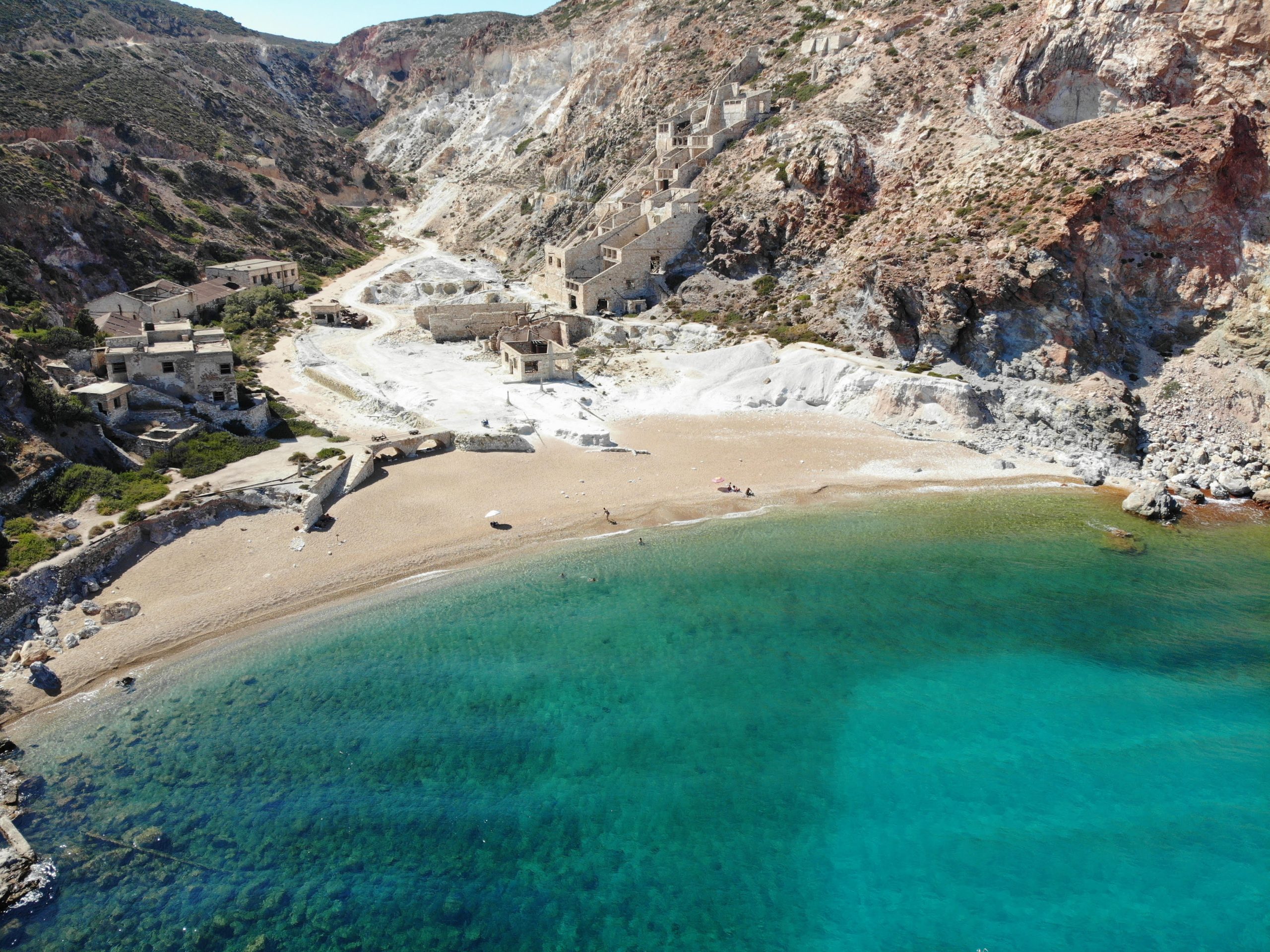Η πραγματική ιστορία πίσω από τα ερειπωμένα θειωρυχεία της Μήλου (βίντεο)