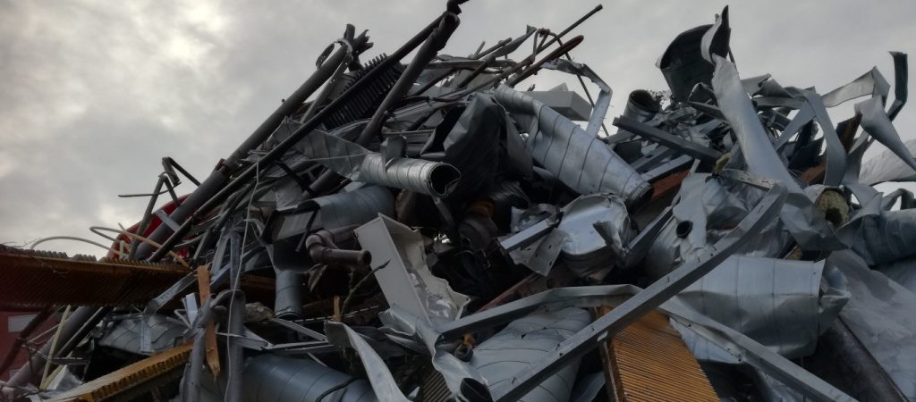 Καλλιτέχνης δημιουργεί εντυπωσιακά γλυπτά από ανακυκλώσιμα υλικά (φώτο)