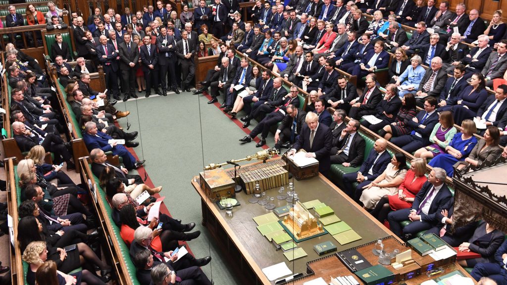 Ο Βρετανός πρωθυπουργός Μπόρις Τζόνσον προ του κινδύνου ανατροπής του έβαλε τέλος στο εθνικό lockdown!