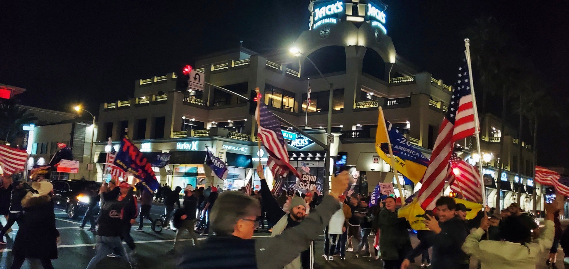 Χιλιάδες στους δρόμους της Καλιφόρνια κατά του lockdown που επέβαλε ο κυβερνήτης των Δημοκρατικών