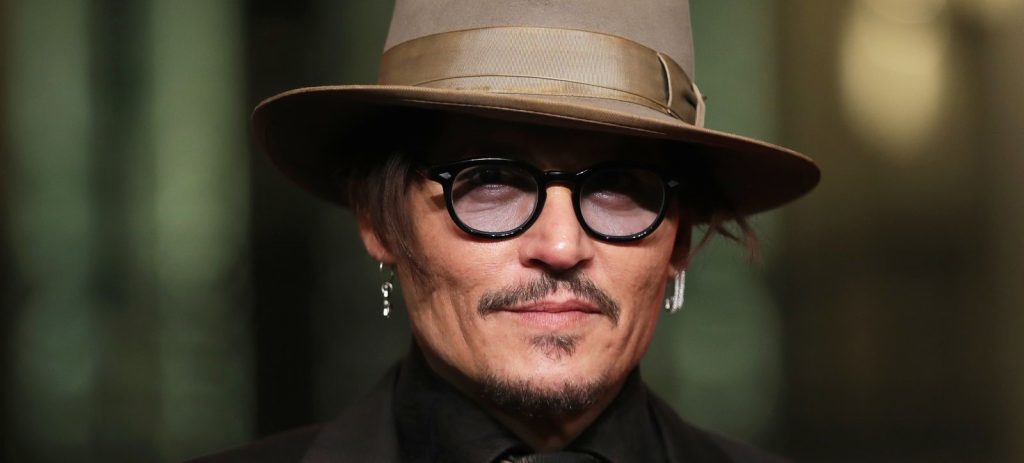 Τζόνι Ντεπ: Ποζάρει πίσω από τα… σίδερα μετά τη δικαστική ήττα από την εφημερίδα Sun (φωτό)