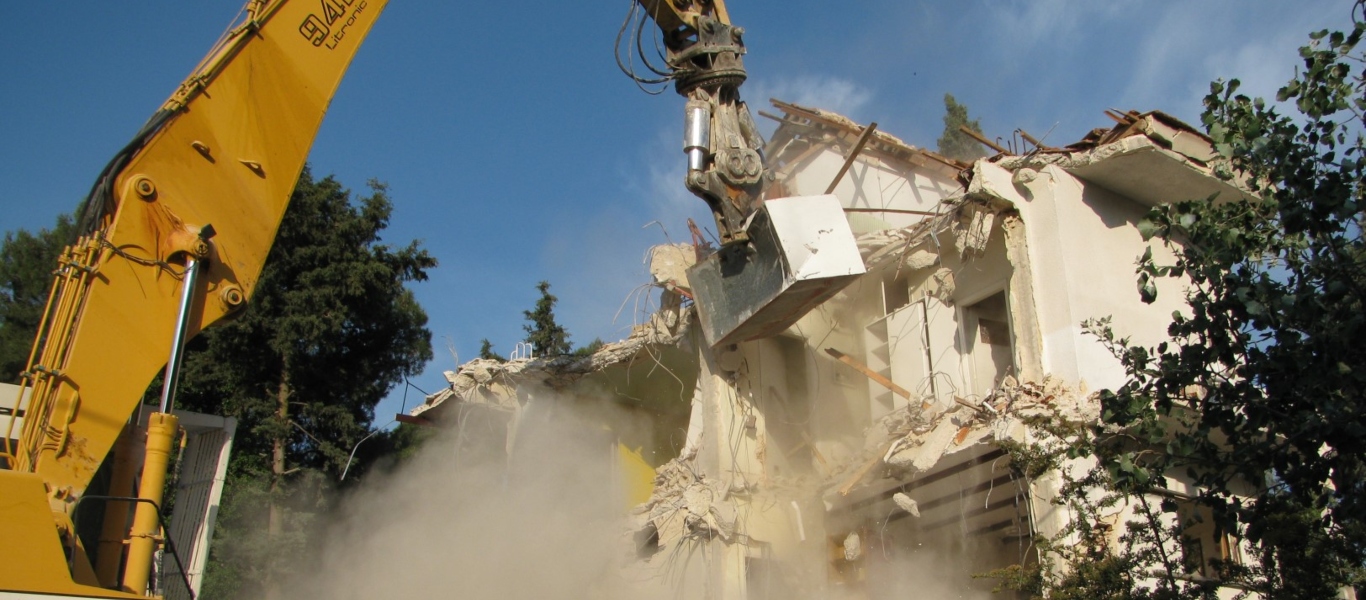 Υπηρεσία Δόμησης: Ξεκίνησαν οι κατεδαφίσεις αυθαιρέτων στο ρέμα Πικροδάφνης (βίντεο)