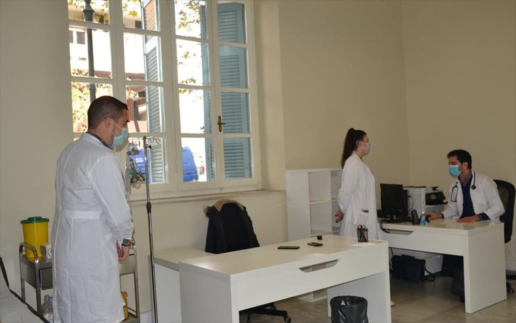 Δήμος Αθηναίων: Κοινωνικό Ιατρείο και συνταγογραφήσεις για άστεγους και άπορους