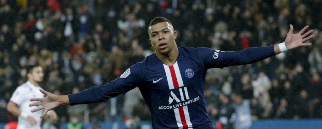 Ο Κίλιαν Εμπαπέ ακούει… Κωνσταντίνο Αργυρό (φωτό)