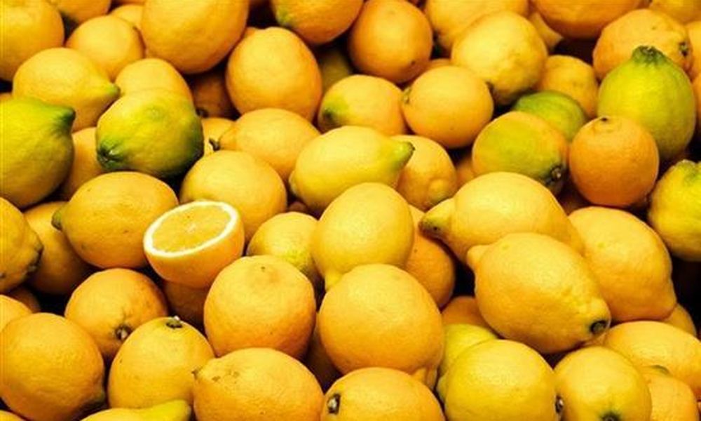 Αυτός είναι ο λόγος που πρέπει να βάζετε τα λεμόνια στην κατάψυξη