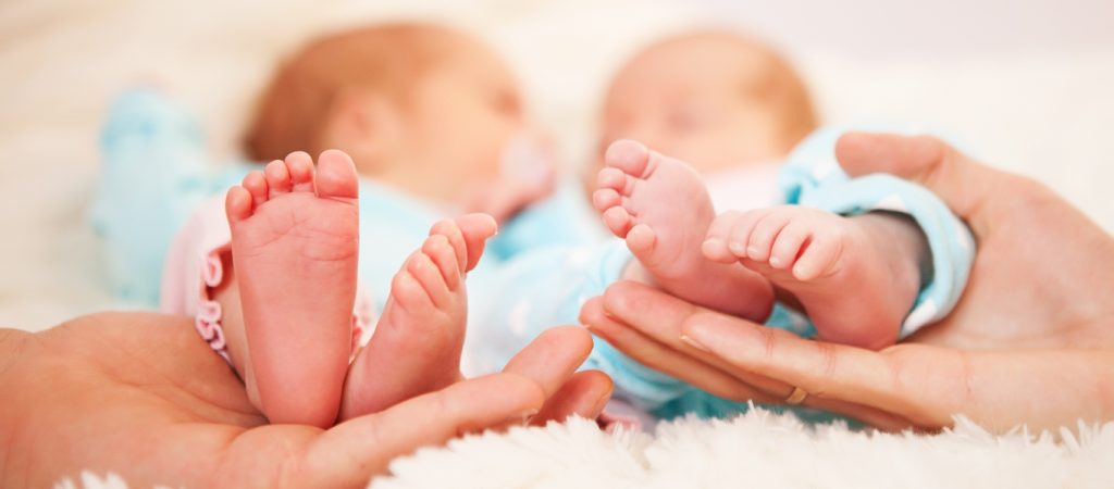 Η απίθανη ιστορία πίσω από τα δίδυμα που γεννήθηκαν με δύο χρόνια διαφορά