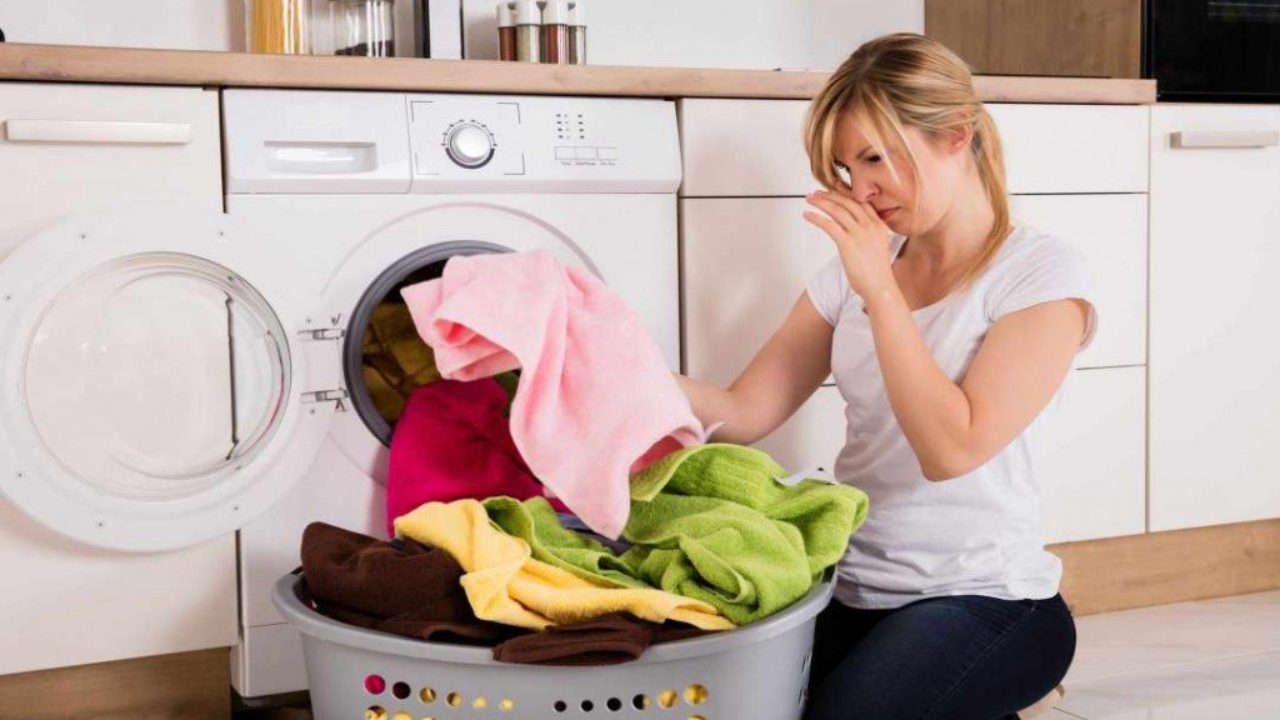 Δείτε τι πρέπει να κάνετε για να μη μυρίζουν τα ρούχα όταν τα βγάζετε από το πλυντήριο