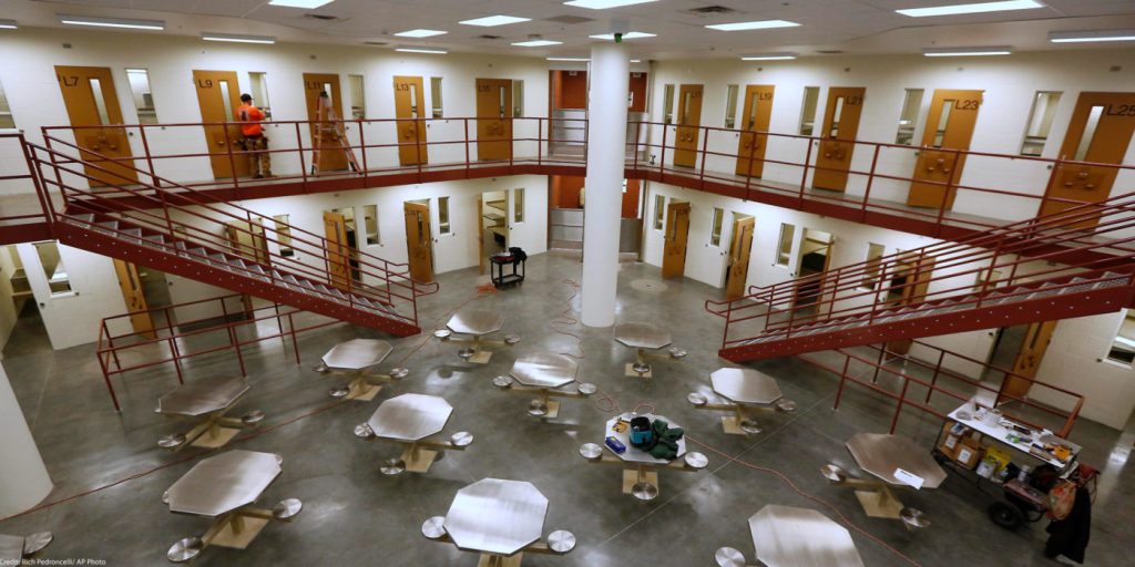 ΗΠΑ: Η 49χρονη καθηγήτρια φυλακών συνελήφθη να έχει ερωτικές σχέσεις με 18χρονο κρατούμενο