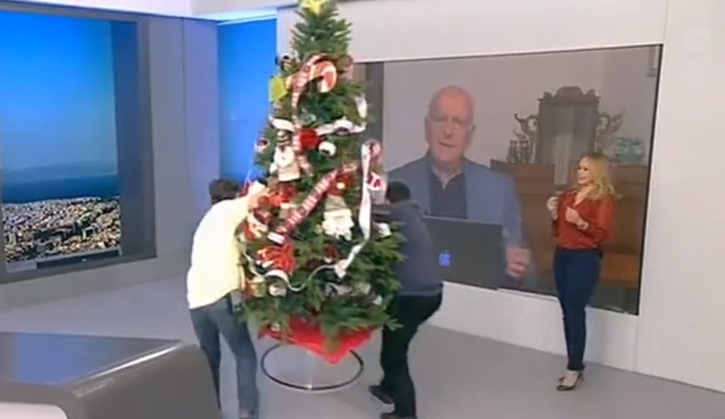 Το είπε και το έκανε: Ο Ν.Μουτσινάς έστειλε χριστουγεννιάτικο δέντρο στον Γ.Παπαδάκη (βίντεο)