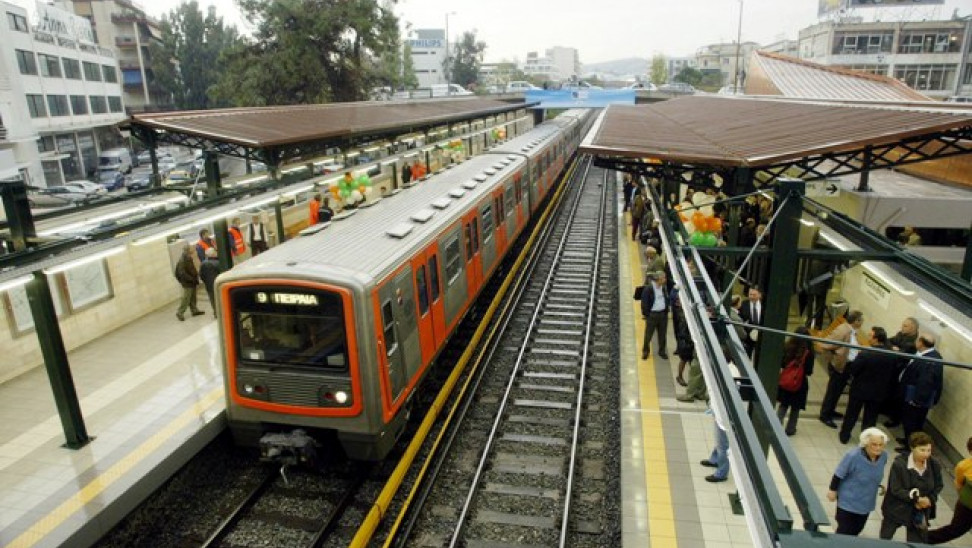 Ανασύρθηκε σώος ο 40χρονος που προσπάθησε να αυτοκτονήσει στο σταθμό του ΗΣΑΠ «Άνω Πατήσια» (upd)