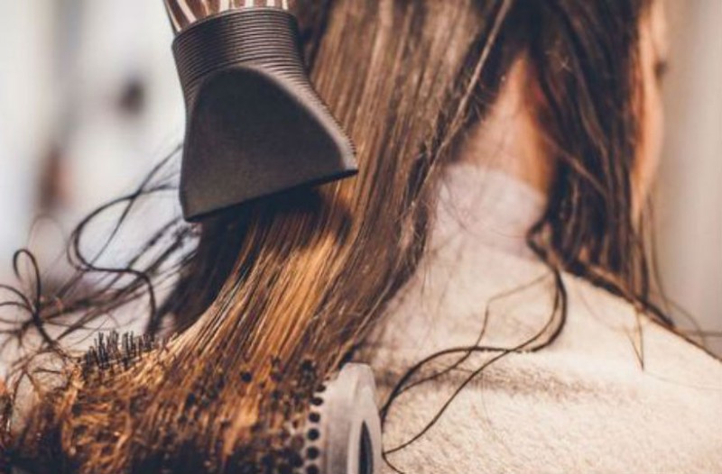 Συμβουλές για να μην καταστρέφετε τις τρίχες σας όταν κάνετε πιστολάκι (βίντεο)