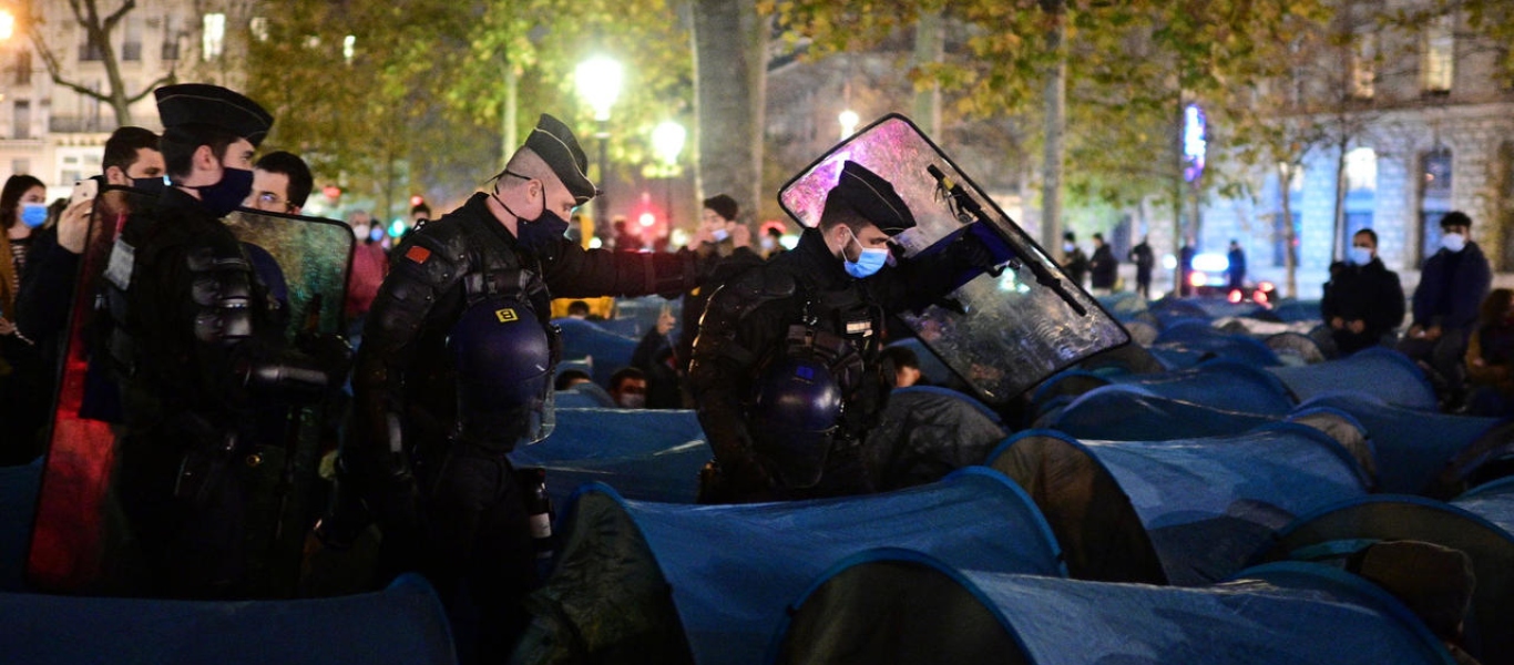 Παρίσι: Συνεχίζονται τα επεισόδια κατά τη διάρκεια εκκένωσης καταυλισμού παράνομων μεταναστών (βίντεο)