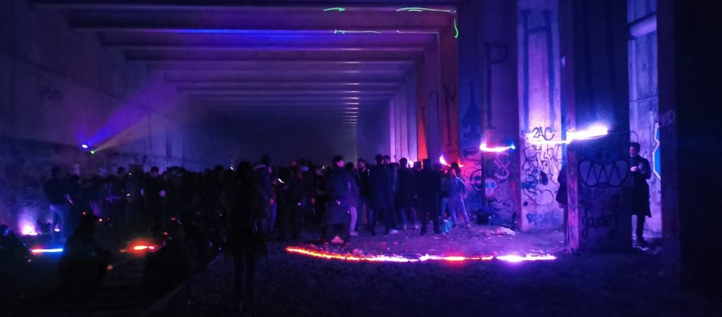 Νέοι στο Παρίσι έστησαν πάρτι σε εγκαταλελειμμένο υπόγειο