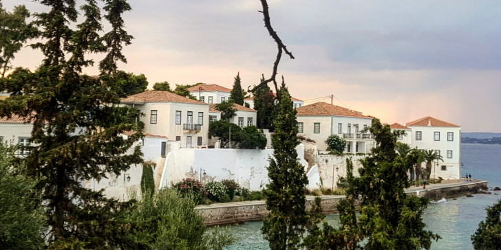 Έγκλημα στις Σπέτσες: Στα δικαστήρια του Πειραιά ο 22χρονος – Πως έμαθε ο πατέρας του ότι μαχαίρωσε τον 26χρονο