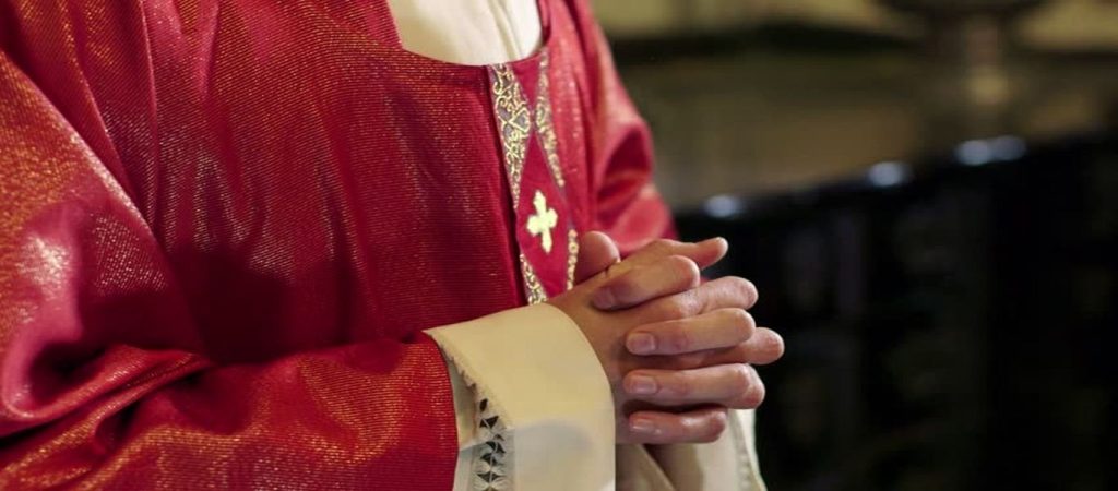 Ιερέας γελάει ασταμάτητα κατά τη διάρκεια τηλε-λειτουργίας  (βίντεο)