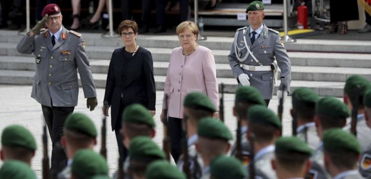 ΥΠΑΜ Γερμανίας: «Δεν θα μπορούσαμε να αποστείλουμε στρατό στο εξωτερικό – Δεν συμφωνεί η Βουλή»