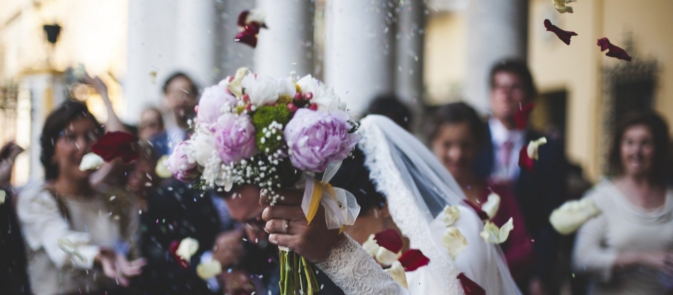ΗΠΑ: Γαμπρός κλώτσησε στη μούρη τη νύφη με… καρατιά (βίντεο)