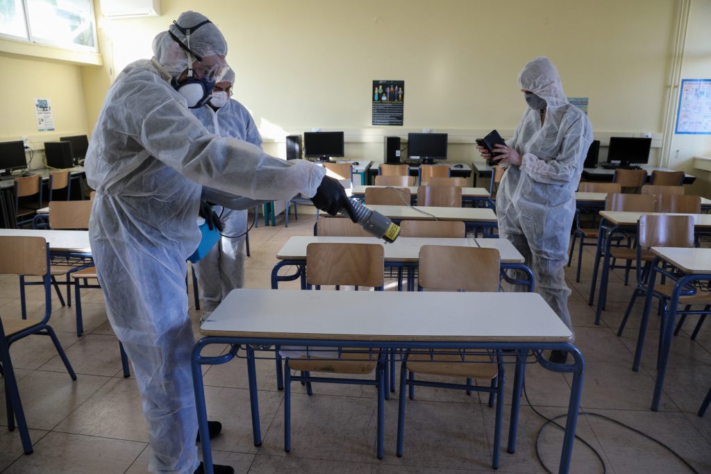 Οι «ειδικοί» ετοιμάζουν τα σχολεία «να ανοίξουν μετά τα Χριστούγεννα»
