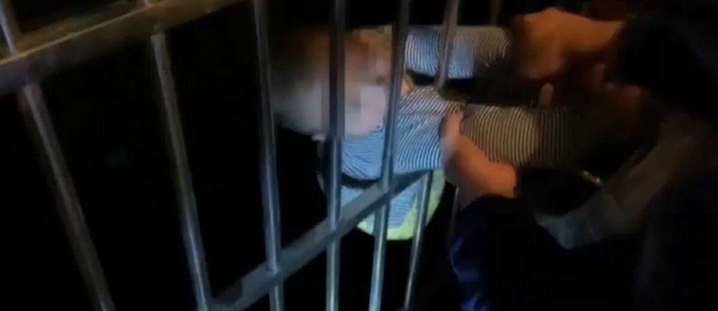 Μωρό έπεσε από τον 13ο όροφο και… σκάλωσε στα κάγκελα του κάτω ορόφου (βίντεο)