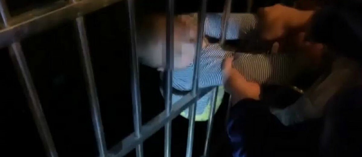 Μωρό έπεσε από τον 13ο όροφο και… σκάλωσε στα κάγκελα του κάτω ορόφου (βίντεο)