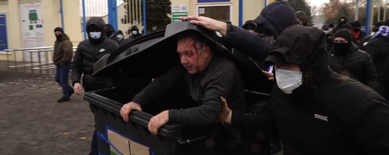 Ουκρανία: Οπαδοί πέταξαν στα σκουπίδια υπεύθυνο γηπέδου (βίντεο)