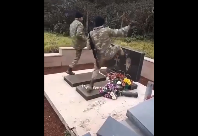 Δείγματα «πολιτισμού»: Αζέροι καταστρέφουν τάφο Αρμένιου γελώντας! (βίντεο)