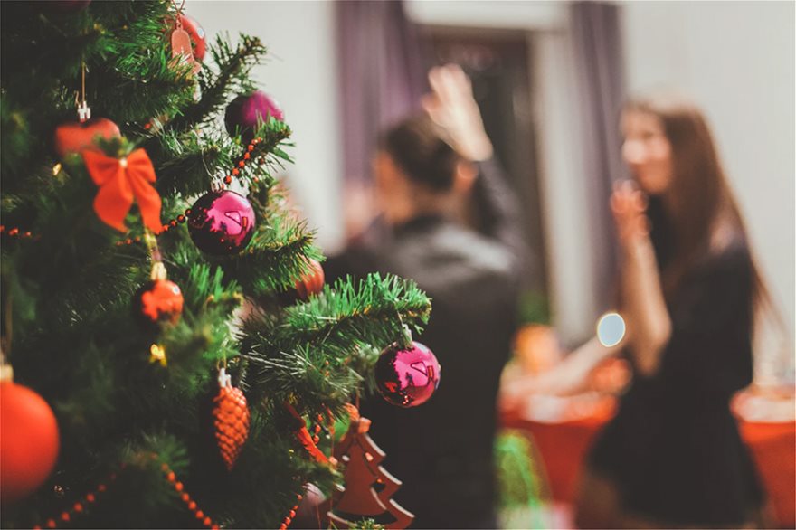 Ο ΠΟΥ δεν θέλει οικογενειακές συναθροίσεις για τα Χριστούγεννα: « Να ξεχάσουν το ξεφλούδισμα της πατάτας οι Ιρλανδοί»