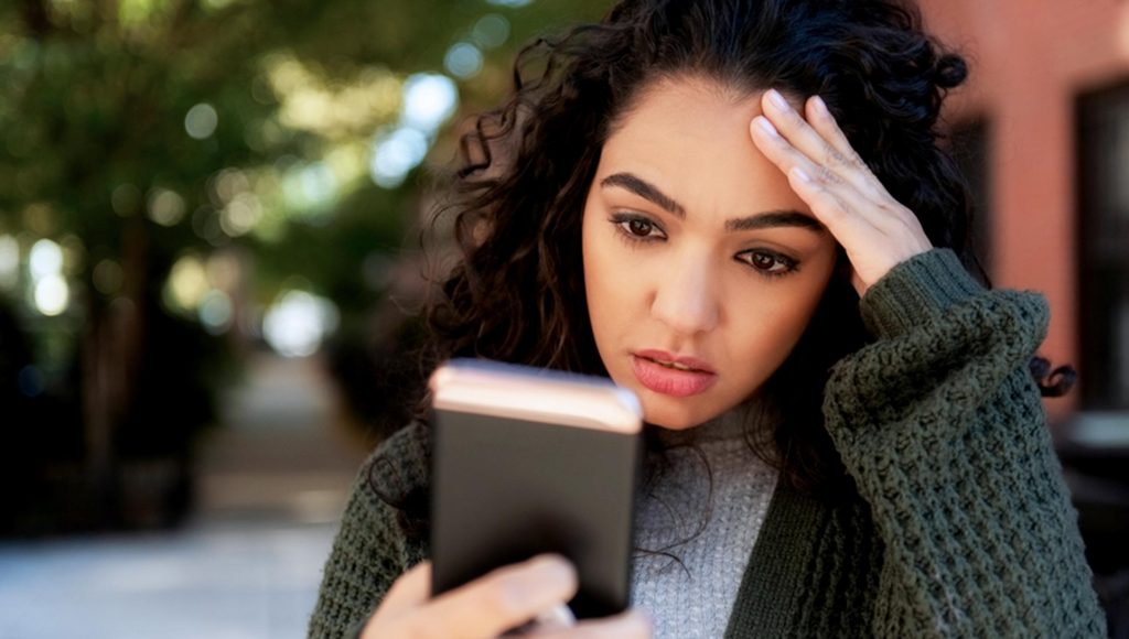 Doomscrolling: Η νέα τάση στα social media που γνώρισε άνθιση μέσω πανδημίας