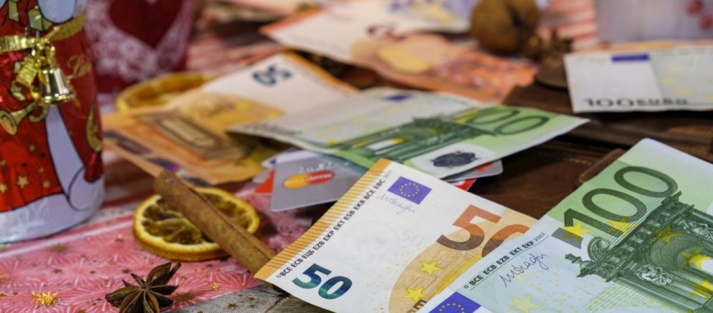 ΓΣΕΕ: «Να καταβληθεί ολόκληρο το δώρο Χριστουγέννων στους εργαζόμενους»