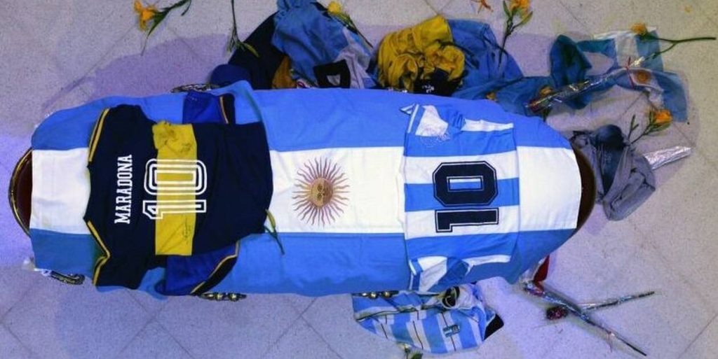 Κηδεία Ν.Μαραντόνα: Ο κόσμος ανάγκασε τις αρχές να δώσουν παράταση στο λαϊκό προσκύνημα