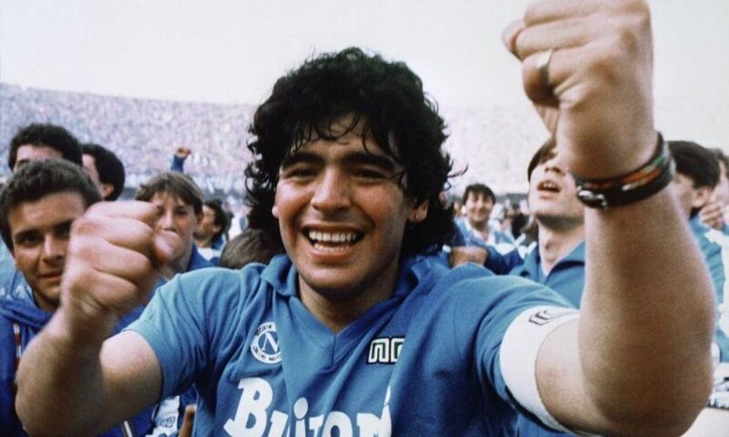 Ντιέγκο Μαραντόνα: Όταν το 1985 έπαιξε στη λάσπη για φιλανθρωπικό αγώνα (βίντεο)