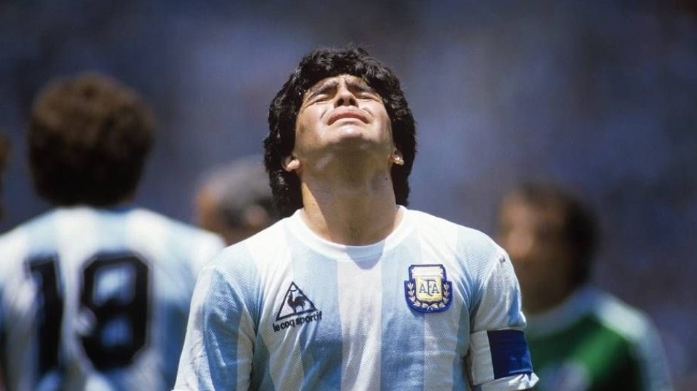 Πένθος στην Αργεντινή για τον θάνατο του Ντιέγκο Μαραντόνα – Αποτίνουν φόρο τιμής στο σπίτι του (φωτο)