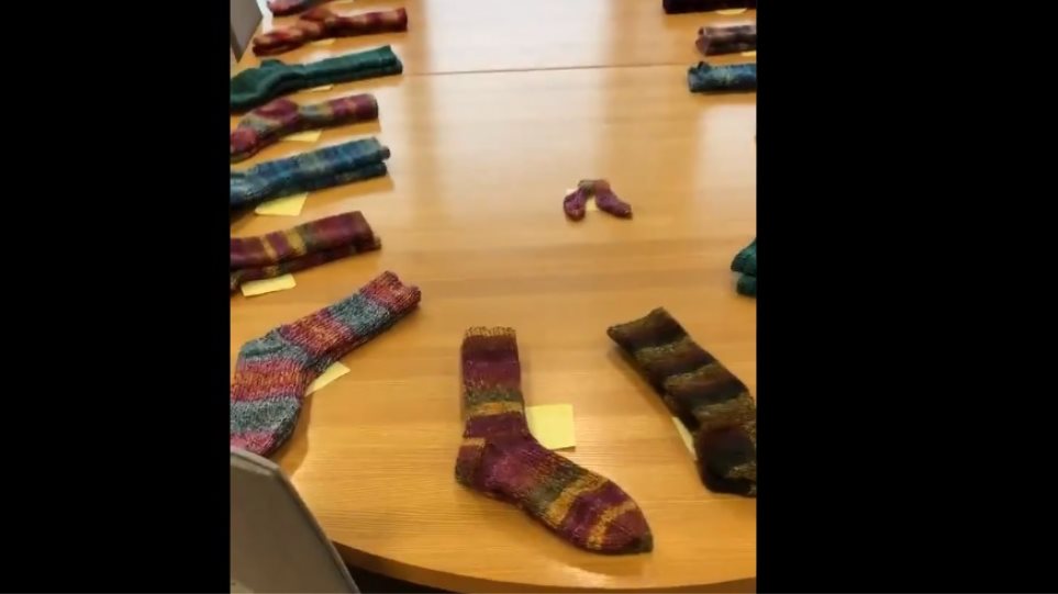 Η Επίτροπος Μετανάστευσης έπλεξε… κάλτσες για τους συνεργάτες της (βίντεο)