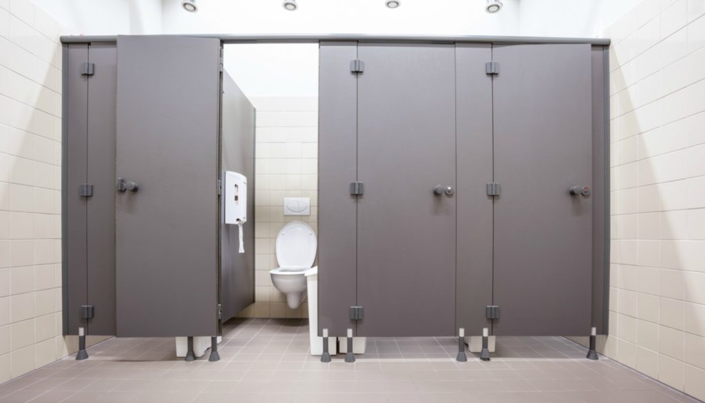 Χανιά: Καφετέρια αφήνει σημειώματα στην τουαλέτα: «Πλησίασε πιο κοντά δεν είναι τόσο μεγάλη όσο νομίζεις» (φωτο)