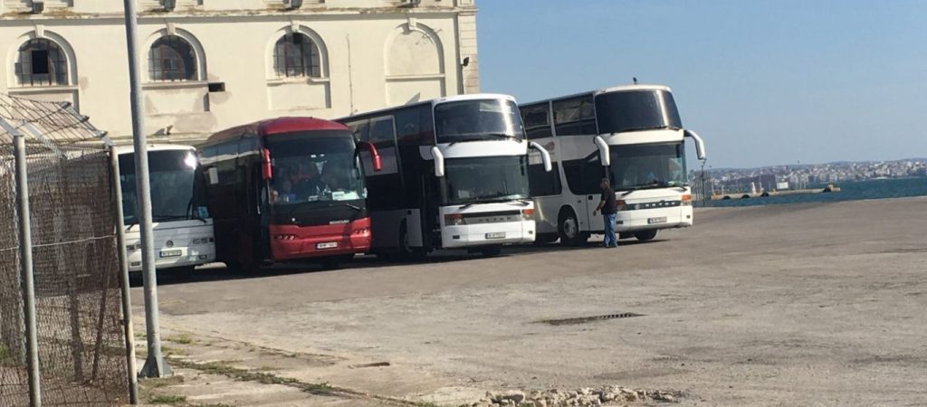 Θα δοθεί έκτακτη επιδότηση στα τουριστικά λεωφορεία που είχαν καταθέσει προσωρινά πινακίδες