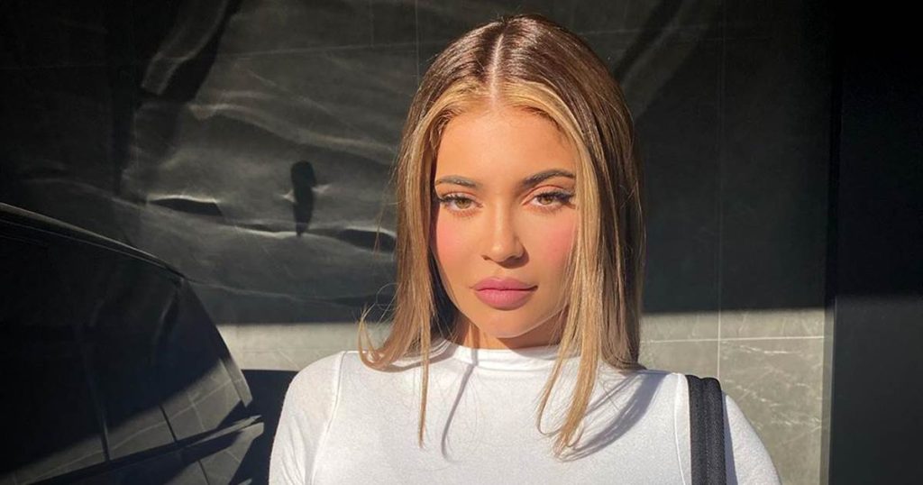 Kylie Jenner: Ποζάρει με «καυτό» βελούδινο μαγιό και σου «παίρνει το μυαλό» (φωτο)