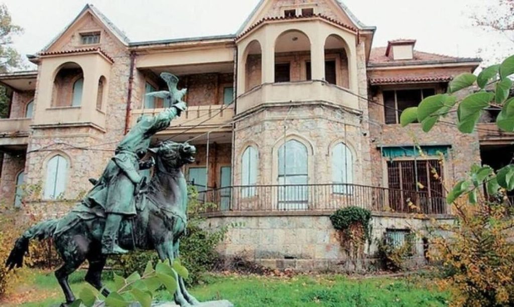 Τι είχαν μέσα οι βαλίτσες της βασίλισσας Φρειδερίκης που βρέθηκαν στο Τατόϊ