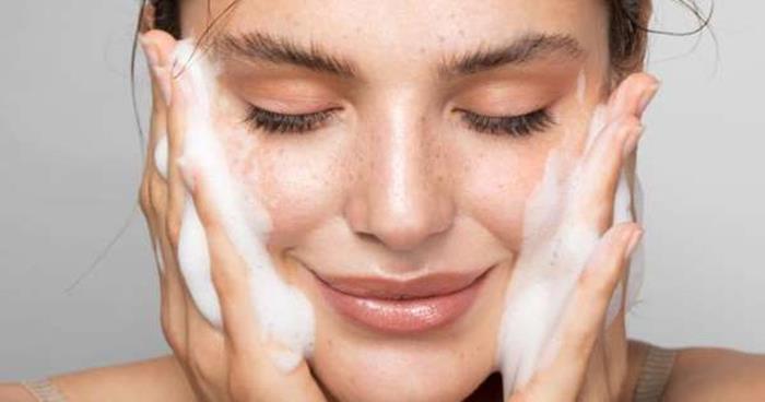 Πόσο συχνά πλένετε το πρόσωπό σας; Να ποιό είναι το σωστό σύμφωνα με σχετική έρευνα