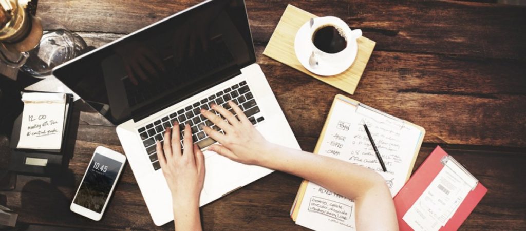 Τηλεργασία: Παρατείνεται μέχρι τέλος του χρόνου – Τι θα γίνει με το κλιμακωτό ωράριο