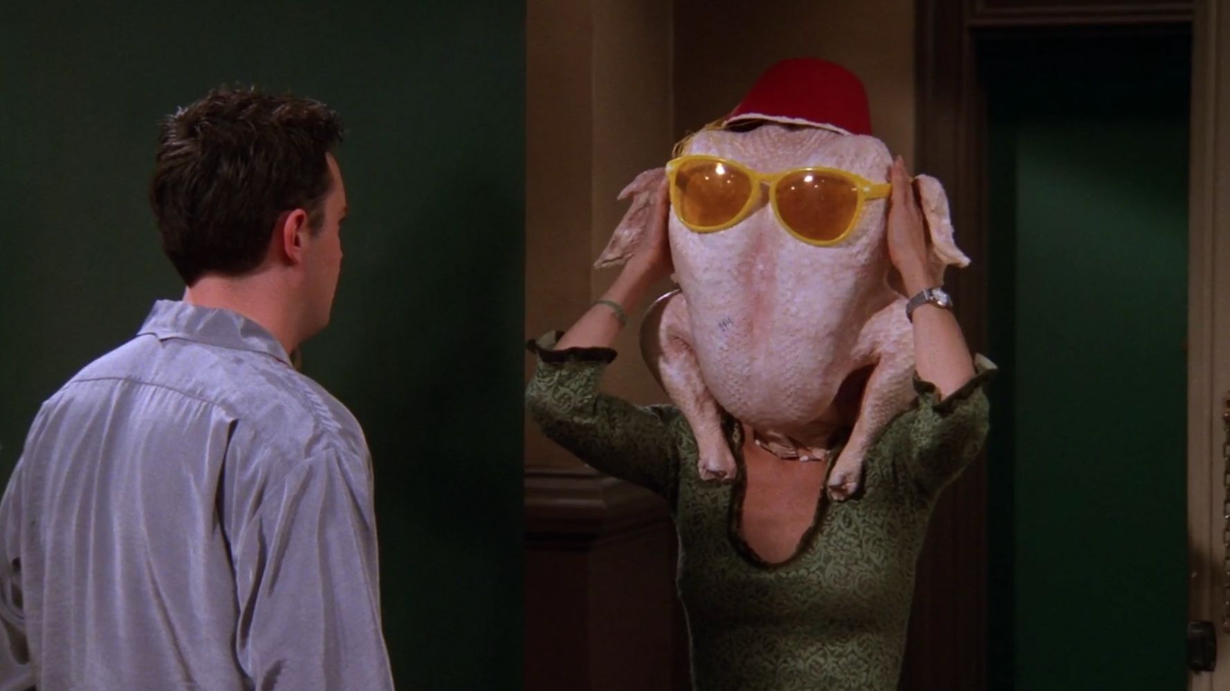 H Κόρτνεϊ Κοξ από «τα Φιλαράκι» έβαλε μία γαλοπούλα στο κεφάλι και χόρεψε όπως τότε (βίντεο)