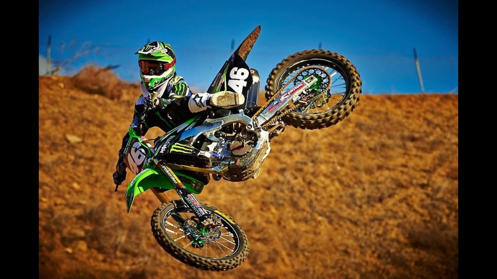 Οδηγός motocross σκηνοθέτησε πτώση σε αγώνες για να κάνει… πρόταση γάμου στη σύντροφο του (βίντεο)