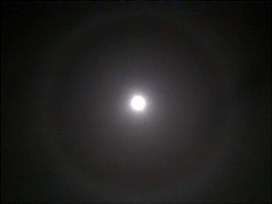 Η Σελήνη «Άλως»: Το φεγγάρι καλύπτεται από ένα φωτεινό σώμα και δημιουργεί μία μαγική εικόνα (φώτο)