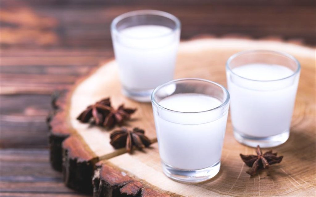 Εσύ το ήξερες; – Να για ποιο λόγο το ούζο γίνεται λευκό όταν βάζουμε νερό