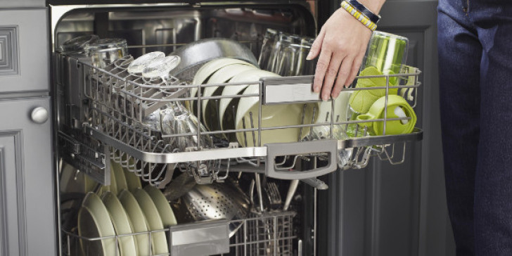 Αυτός είναι ο λόγος που πρέπει να βάζετε ξύδι στο πλυντήριο πιάτων